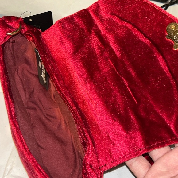 NWT Bioworld Disney Minnie Mouse Red Velvet Quilted Crossbody Bag - Picture 3 of 5